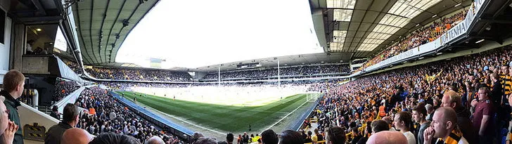 Quang cảnh sân White Hart Lane nhìn từ các khán đài, trải nghiệm một trận đấu bóng đá Anh.