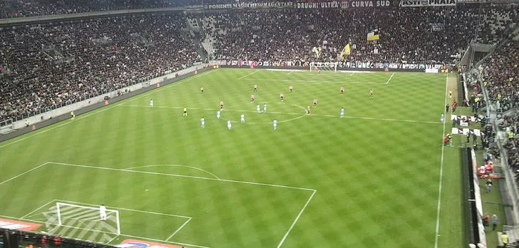 Quang cảnh trận đấu giữa Juventus và Napoli tại sân Allianz Stadium, thể hiện sự kịch tính của bóng đá Serie A.