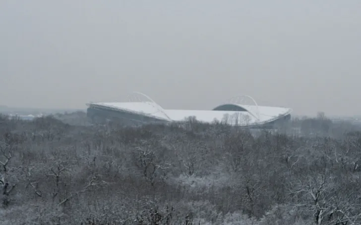 Red Bull Arena Leipzig phủ trong tuyết trắng vào mùa đông, một khung cảnh đầy thơ mộng và lạnh giá