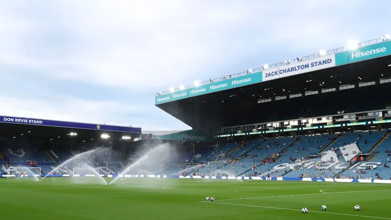 Sân cỏ Elland Road đang được tưới nước, chuẩn bị cho những trận cầu nảy lửa của Leeds United
