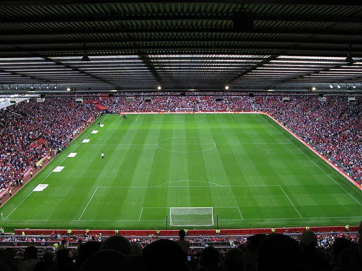 Sân cỏ Old Trafford xanh mướt, sẵn sàng cho trận đấu