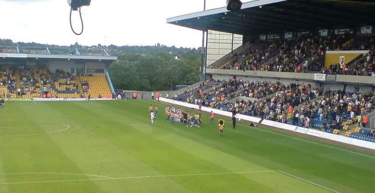 Sân Field Mill rực rỡ trong ngày diễn ra trận đấu của Mansfield Town