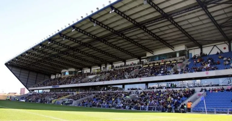 Sân Kassam rực rỡ trong ngày diễn ra trận đấu của Oxford United