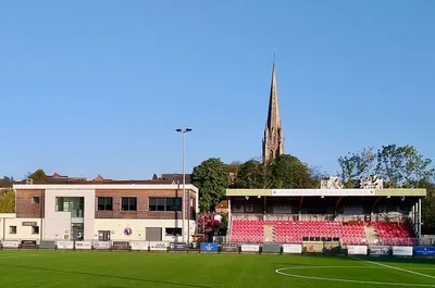 Sân Meadowbank và khán đài chính hiện đại của Dorking Wanderers