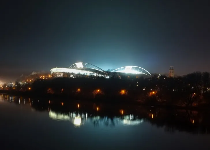 Sân Red Bull Arena lung linh và huyền ảo về đêm, biểu tượng của sự sôi động tại Leipzig
