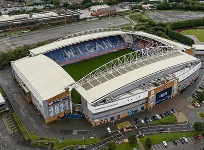 Sân vận động Brick Community nhìn từ trên cao, biểu tượng của Wigan Athletic