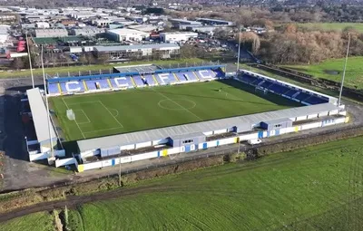 Sân vận động Deva Stadium, mái nhà của Chester FC, hiện lên vẻ cổ kính nhưng tràn đầy sức sống.