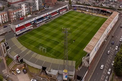 Sân vận động Edgar Street nhìn từ trên cao, mái nhà lịch sử của Hereford FC.