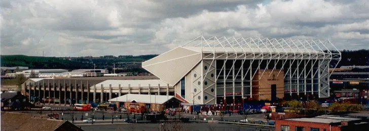 Sân vận động Elland Road lung linh dưới ánh đèn, nơi các trận đấu của Leeds United diễn ra