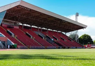 Sân vận động Gateshead International nhìn từ bên ngoài, biểu tượng của bóng đá Anh cấp thấp.