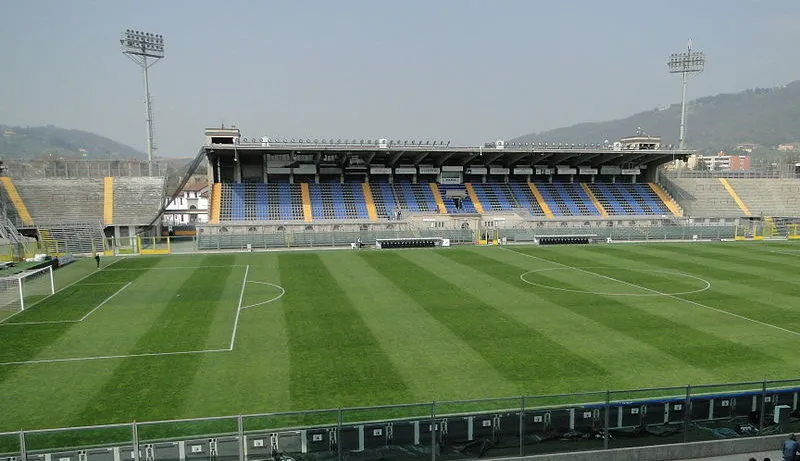 Sân vận động Gewiss Stadium vắng bóng khán giả, hiện lên vẻ tĩnh lặng trước hoặc sau trận đấu