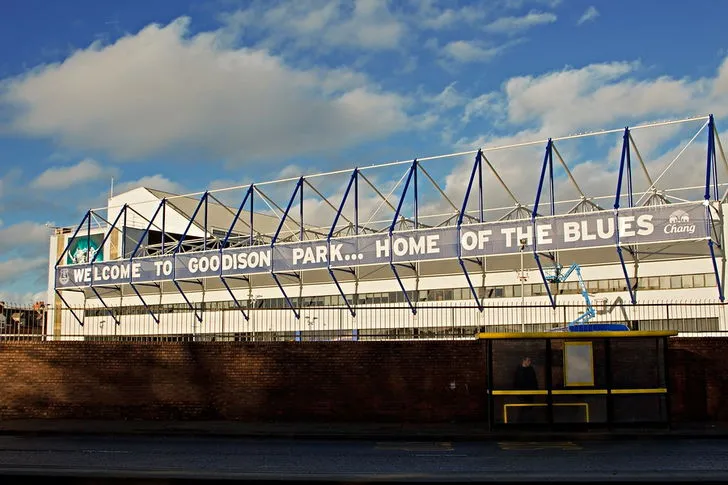 Sân vận động Goodison Park cổ kính nhìn từ con đường bên ngoài