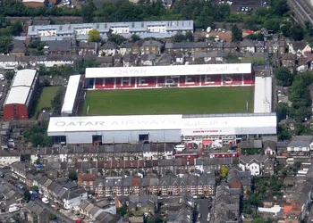 Sân vận động Griffin Park nhìn từ trên cao, biểu tượng của Brentford với lịch sử hơn 100 năm gắn liền văn hóa pub Anh.