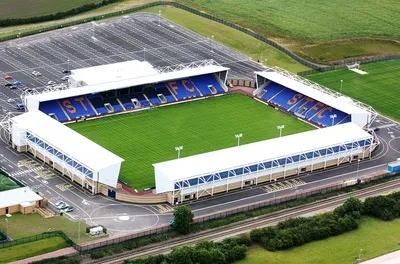Sân vận động New Meadow nhìn từ trên cao, công trình hiện đại của Shrewsbury Town.