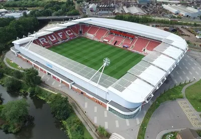 Sân vận động New York nhìn từ trên cao, biểu tượng của Rotherham United