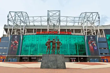 Sân vận động Old Trafford nhìn từ trên cao, biểu tượng của Manchester United