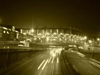 Sân vận động Parc des Princes với kiến trúc đặc trưng, biểu tượng của bóng đá Paris.