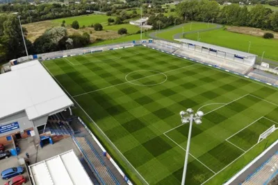 Sân vận động Tameside của Curzon Ashton FC nhìn từ trên cao, tại Ashton-under-Lyne.