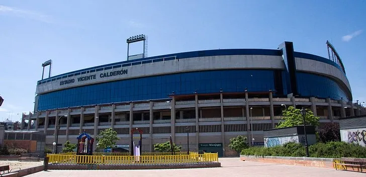Sân vận động Vicente Calderón hùng vĩ dưới ánh đèn đêm