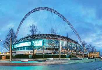 Sân vận động Wembley lộng lẫy từ trên cao với Cổng vòm biểu tượng