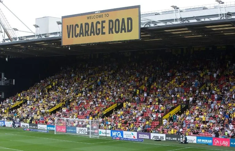 Sân Vicarage Road trong ngày diễn ra trận đấu, tràn ngập không khí bóng đá