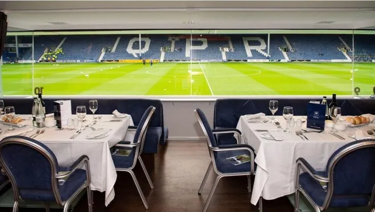Sảnh tiếp đón khách VIP tại sân Loftus Road, mang đến trải nghiệm sang trọng cho người hâm mộ