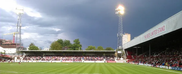 Sơ đồ bố trí chỗ ngồi tại sân vận động Griffin Park, nơi các khán đài mang tên gọi và đặc điểm riêng.