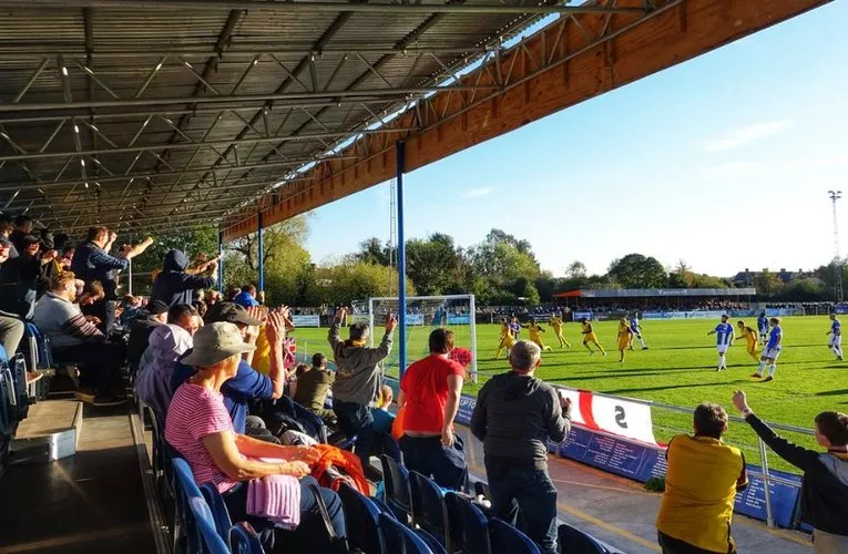 Sơ đồ khán đài sân Grosvenor Vale, cho thấy sự bố trí chỗ ngồi tại sân nhà của Wealdstone FC