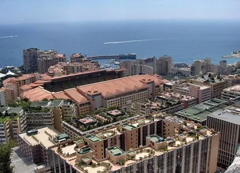 Stade Louis II nhìn từ trên cao với núi non và biển xanh tuyệt đẹp