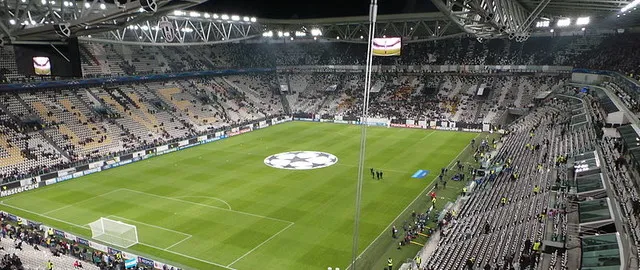 Tầm nhìn từ khán đài sân Allianz Stadium, bao quát toàn bộ sân cỏ và không khí sôi động của trận đấu Juventus.