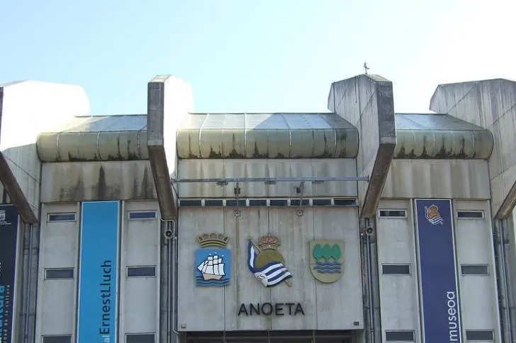 Tên sân Reale Arena và logo câu lạc bộ Real Sociedad bên ngoài
