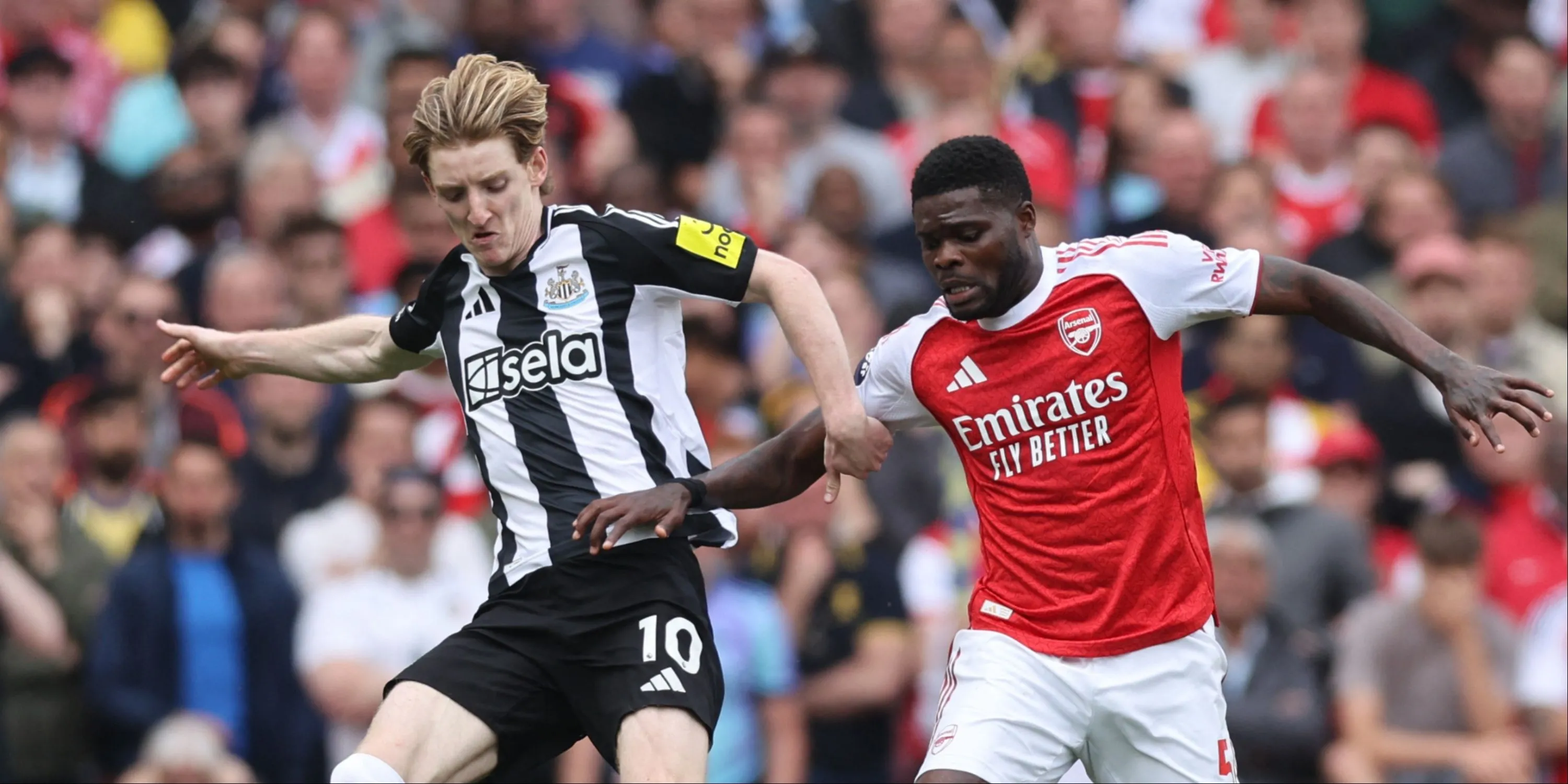 Thomas Partey đối đầu với Anthony Gordon trong trận Arsenal gặp Newcastle