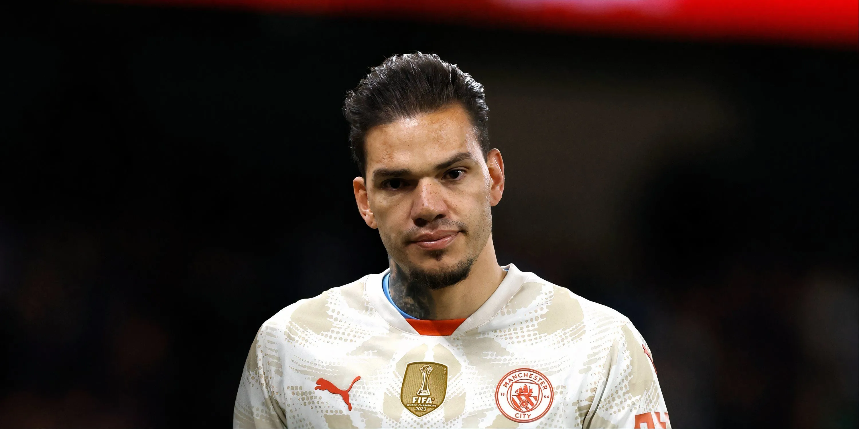Thủ môn Ederson của Manchester City trong một pha bắt bóng