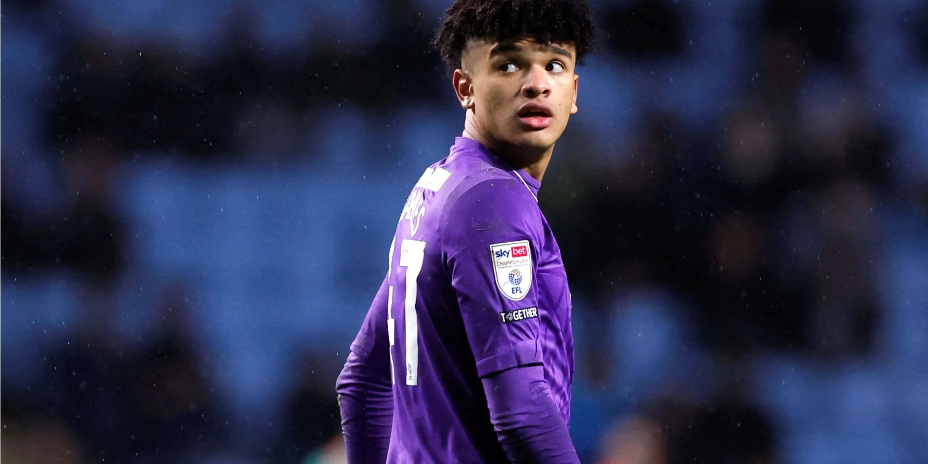 Thủ môn trẻ Pierce Charles của Sheffield Wednesday, mục tiêu chuyển nhượng tiềm năng của Rangers, thể hiện sự điềm tĩnh và tự tin.