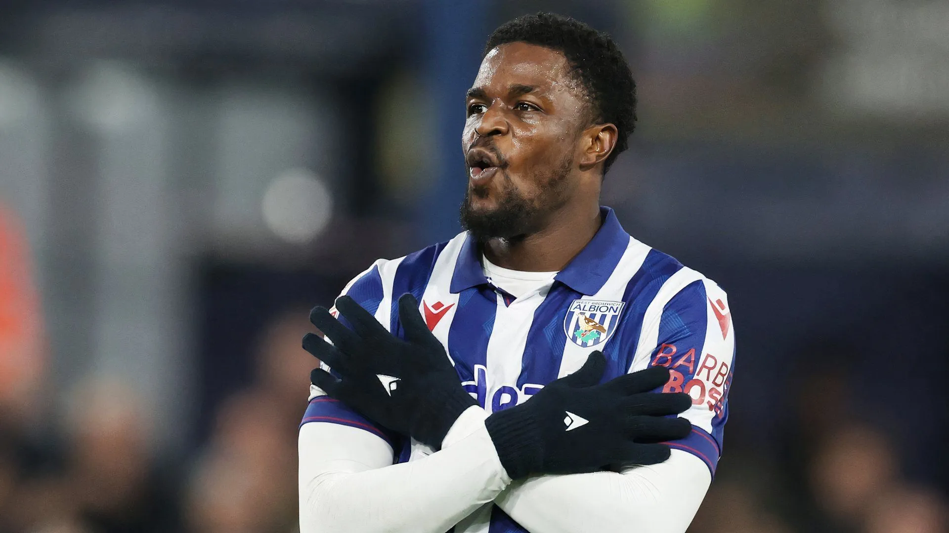 Tiền đạo Josh Maja của West Brom trên sân, đối diện áp lực cạnh tranh