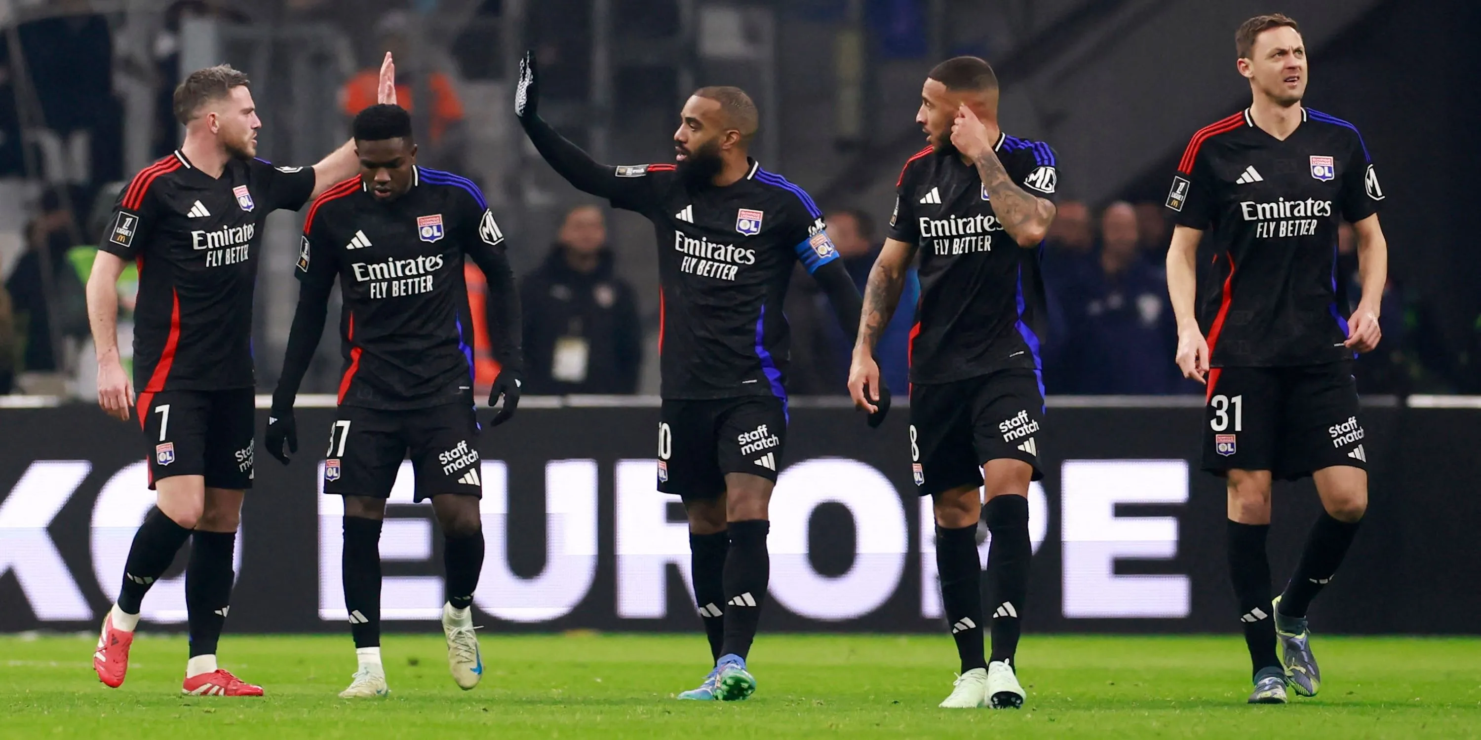 Tiền vệ Corentin Tolisso của Lyon ăn mừng bàn thắng cùng đồng đội, một mục tiêu tiềm năng của Manchester United.