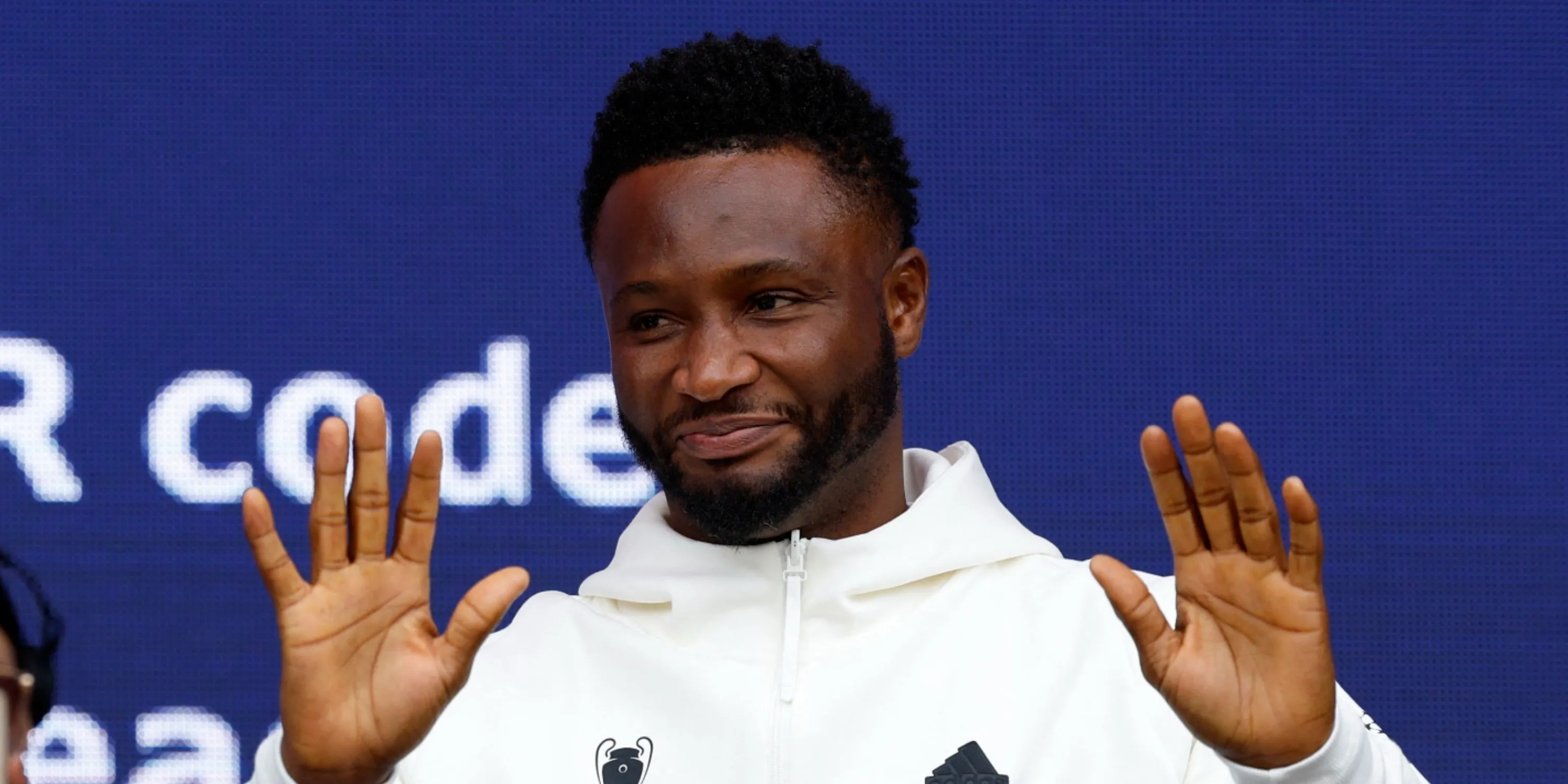 Tiền vệ John Obi Mikel trong màu áo Chelsea, sau vụ chuyển nhượng kịch tính từ tay Manchester United.