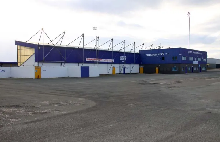 Toàn cảnh bên ngoài Deva Stadium, biểu tượng của sự kiên cường của câu lạc bộ Chester FC.