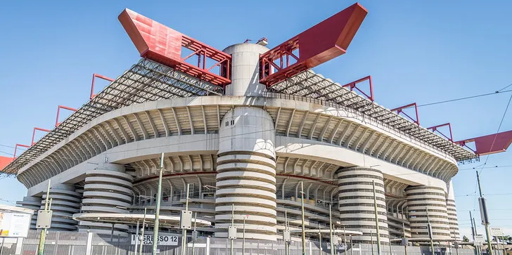 Toàn cảnh bên ngoài sân San Siro, kiến trúc vững chãi và biểu tượng của bóng đá Milan.