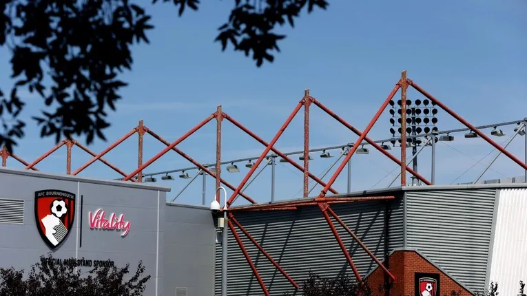 Toàn cảnh bên ngoài sân Vitality Stadium, ngôi nhà thân thương của AFC Bournemouth.