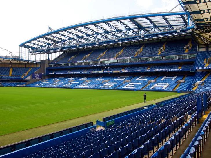 Toàn cảnh bên trong sân vận động Stamford Bridge, nhìn từ khán đài chính