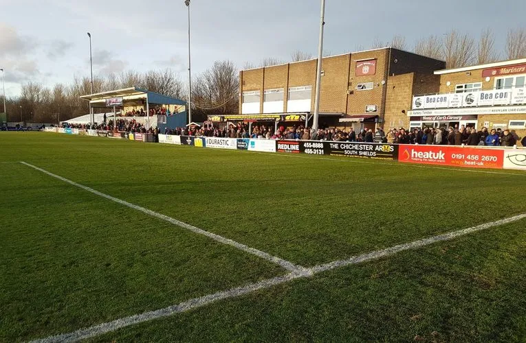 Toàn cảnh các khán đài cơ bản nhưng ấm cúng của sân Mariners Park