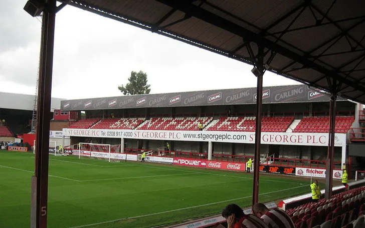 Toàn cảnh các khán đài tại Griffin Park, biểu tượng của sự gắn bó giữa người hâm mộ và Brentford FC.
