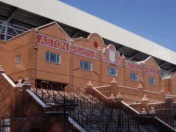 Toàn cảnh khán đài Holte End