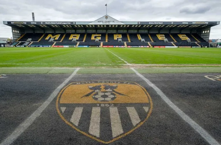 Toàn cảnh khán đài Jimmy Sirrel tại sân Meadow Lane