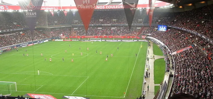 Toàn cảnh khán đài Parc des Princes nhìn từ trên cao, cho thấy sức chứa ấn tượng và thiết kế hình bát giác độc đáo.