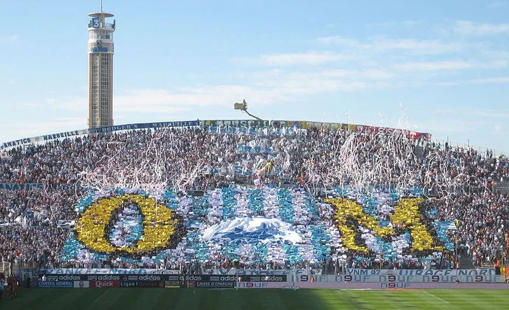 Toàn cảnh khán đài Stade Velodrome trước khi mái che được hoàn thiện năm 2006