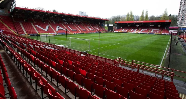 Toàn cảnh khán đài tại sân The Valley, nơi cổ động viên Charlton Athletic cuồng nhiệt ủng hộ đội bóng