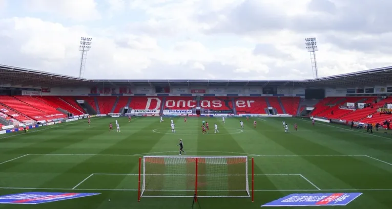 Toàn cảnh mặt sân cỏ xanh mướt của Eco-Power Stadium, sẵn sàng cho những trận cầu đỉnh cao của Doncaster Rovers.