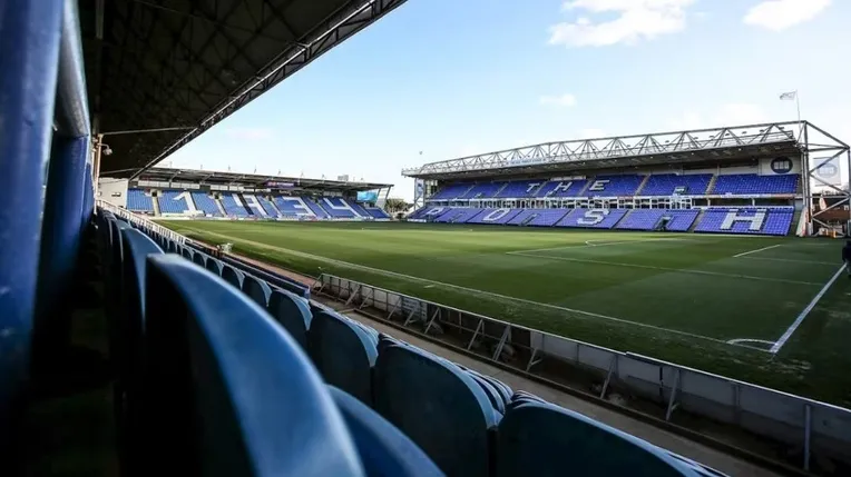 Toàn cảnh mặt sân cỏ xanh mướt của Weston Homes Stadium, sân nhà của Peterborough United.